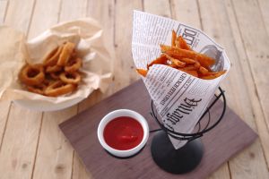 Pommestütenhalter mit Soßenhalter